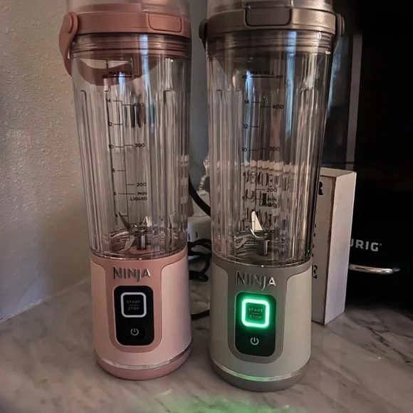 Ninja BLAST 2つのボトル付き Amazon.com: Ninja BC155PS Blast Two-Pack Portable Blender